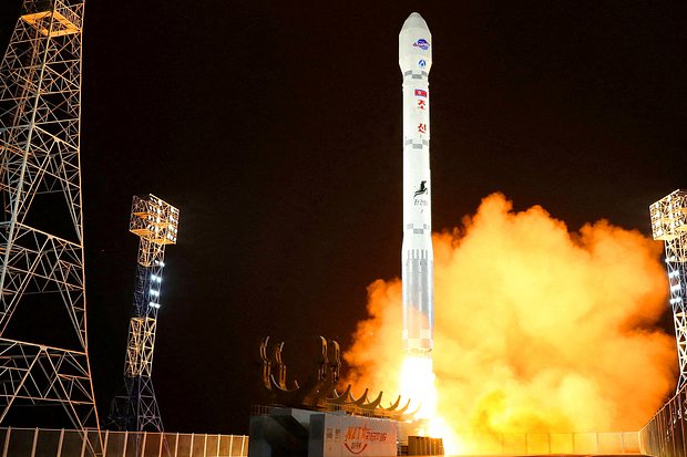 Launch of the Chollima-1 rocket with the Malligyong-1 satellite.