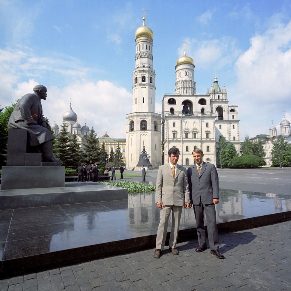 The crew of the Soyuz-23 spacecraft: cosmonauts Vyacheslav Zudov (left) and flight engineer Valery Rozhdestvensky (right) in the Moscow Kremlin. Summer 1976. Photo: Alexander Mokletsov /RIA Novosti