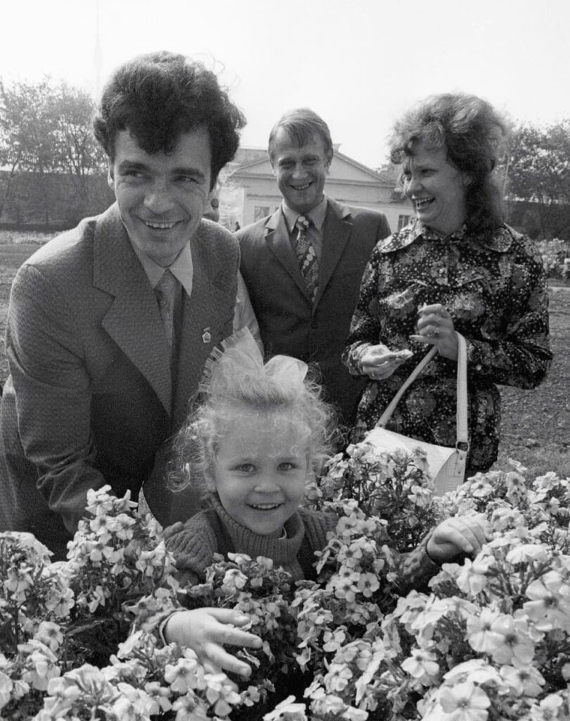 The crew of the Soyuz-23 spacecraft: cosmonauts Vyacheslav Zudov (second left) and flight engineer Valery Rozhdestvensky (second right) with their families at the All-Union Exhibition of Economic Achievements of the USSR. Summer 1976. Photo: Alexander Mokletsov /RIA Novosti