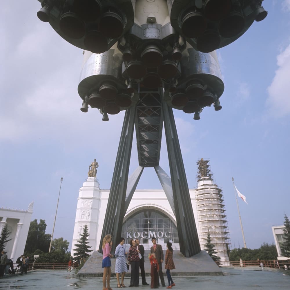 The crew of the Soyuz-23 spacecraft: cosmonauts Vyacheslav Zudov and flight engineer Valery Rozhdestvensky with their families near the Cosmos pavilion at VDNKh. Summer 1977. Photo: Alexander Mokletsov /RIA Novosti